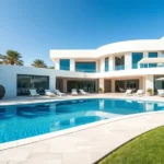 Villa esclusiva Dubai piscina sfioro giardino mediterraneo architettura moderna bianca